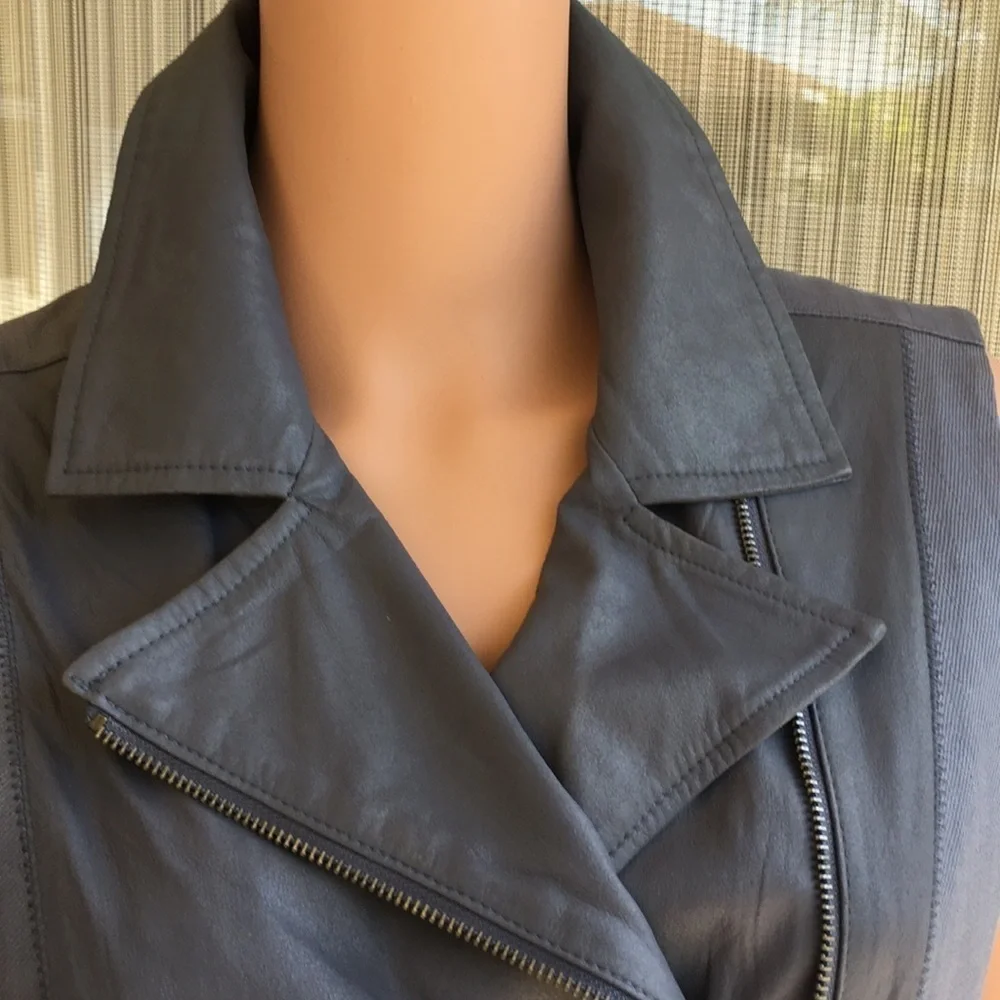 BB Dakota vest. Size Medium. Leather Trim